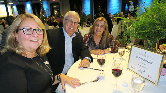 Lyne Lemay directrice générale de Caribe Sol, Eric Johnston, directeur général de l'ATOQ et Carmen Casal Sánchez, directrice de la Section Tourisme au Consulat General de Cuba à Montréal