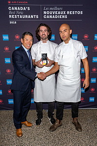 Les chefs lauréats : Daniel Hadida (gauche), Eric Robertson (droite), en compagnie d’Andy Shibata, directeur délégué – Marques d’Air Canada, à la répétition. (Groupe CNW/Air Canada)