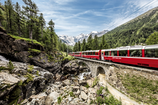 Train touristique Bernina Express près de Pontresina. Crédit photo: Switzerland Travel System/Andrea Badrutt