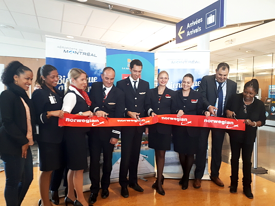 L’équipage de Norwegian, en compagnie de Muriel Wiltord, la directrice zone Amériques pour le CMT et Lakdar Kamouche, directeur des opérations aériennes pour ADM