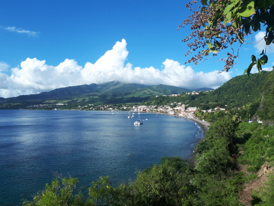 Vue de la baie de Saint-Pierre, avec le volcan de la Montagne Pelée en arrière-plan