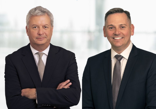 Michael Rousseau, chef de la direction adjoint et chef des Affaires financières (gauche) et Craig Landry, vice-président général – Exploitation (droite) avec Air Canada. (Groupe CNW/Air Canada)