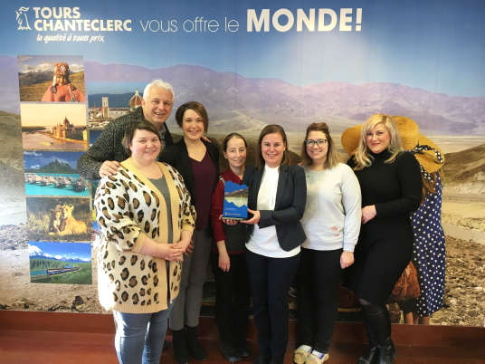 Sur la photo on reconnaît une partie de l’équipe : Mireille Chartier (Superviseur Amérique du Nord, Claude St-Pierre (Président, directeur général), Marie-Eve Bédard (Directrice ventes & marketing), Catherine Longpré (Forfaitiste Amérique du Nord), Cristelle Cormier (Directrice générale adjointe), Claudia Chénier (Forfaitiste Amérique du Nord) et Nathalie Daoust BDM Est de l’Ontario & Québec pour Rocky Mountaineer)