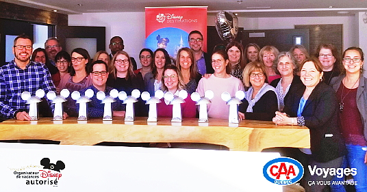 En janvier dernier, Cindy Charest, Directrice régionale des ventes – Québec et Atlantique chez Disney, a remis un trophée à plusieurs centres du réseau Voyages CAA-Québec, un honneur qui souligne l’expertise des conseillers et l’augmentation des ventes de produits Disney.