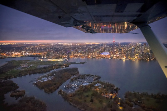 l'Aéroport Billy Bishop de Toronto a une fois de plus été désigné par PrivateFly comme l'un des 10 aéroports offrant les plus belles approches au monde (Groupe CNW/PortsToronto)
