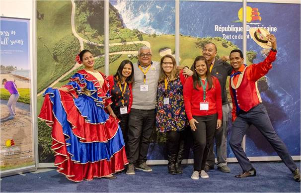 Cosette Garcia, en avant, directrice du Bureau de la Promotion du tourisme de la République dominicaine ainsi que ses assistants : Luiz Mustafa, Elsa Montalvo, Paola Gomez et Roberto Mejia, entourés des danseurs dans leur costume traditionnel. Cosette Garcia, en avant, directrice du Bureau de la Promotion du tourisme de la République dominicaine ainsi que ses assistants : Luiz Mustafa, Elsa Montalvo, Paola Gomez et Roberto Mejia, entourés des danseurs dans leur costume traditionnel.