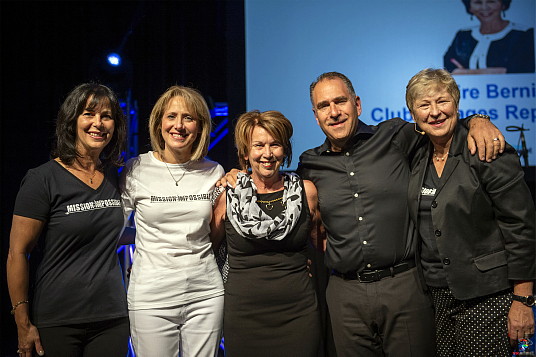 Colette Girard, chef développement des affaires, TDC; Louise Fecteau, Directrice générale TDC, Claire Bernier, Joe Adamo, Président TDC et Danielle Durocher, Directrice nationale, membres franchisés et affiliés, TDC.