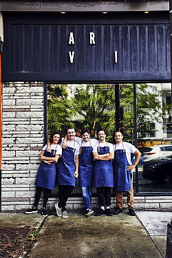 Tout le monde est là : l’équipe de l’Arvi prend une pause sous l’enseigne distinctive du resto. Photo: Maude Chauvin (Groupe CNW/Air Canada)