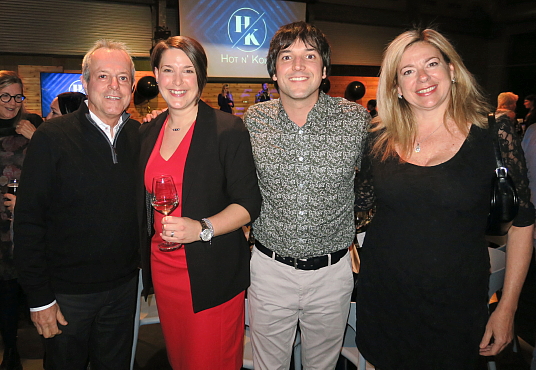 Marie-ève Bédard, directrice ventes et marketing de Tours Chanteclerc, entourée ici par l'équipe de Voyages Arc-en-ciel Marie-ève Bédard, directrice ventes et marketing de Tours Chanteclerc, entourée ici par l'équipe de Voyages Arc-en-ciel