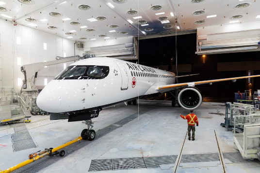 Un premier Airbus 200 d'Air Canada sort des ateliers de peintures