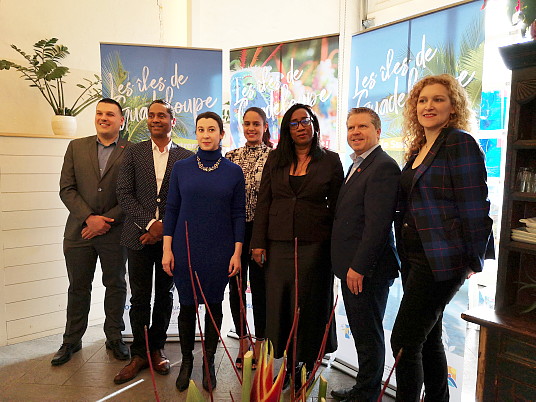 Sebastian Domanski, Revenue Manager Carribean, Air Canada, Willy Rosier, directeur du Comité du Tourisme des Îles de Guadeloupe, Sophie Lagoutte, Consule de France à Montréal, Deborah Coffre, chargée de Mission Agences de voyage et TO Représentant du Comité du Tourisme des Îles de Guadeloupe, Patricia Azor, représentante du Comité du Tourisme des îles de Guadeloupe au Canada, François Choquette Directeur, Gestion du chiffre d'affaires – Routes Transatlantiques chez Air Canada et Mélanie Paul-Hus, Directrice, Atout France Canada.