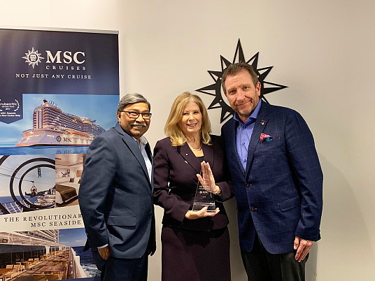 Reg Mendes, Vice-président de la division États-Unis et croisières chez Sunwing, Maureen Maheu-Mendes, Directrice de la division États-Unis chez Sunwing et Ian Patterson, Directeur général au Canada pour les croisières MSC.