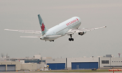 Le soleil se couche sur le dernier vol de passagers d’Air Canada assuré par un 767 de Boeing