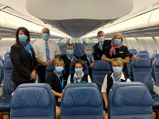 Le personnel de cabine du Airbus A330 qui a effectué le premier vol Montréal-Paris (TS110) d’Air Transat le 23 juillet, après quatre mois d’inactivité. Dans l’ordre de gauche à droite : Marie-Josée Villeneuve, agente de bord, Serge Palasse, agent de bord, Sophie Brunet, agente de bord, Sonia Stahl, agente de bord, Josée Robitaille, agente de bord, Paule Parent, agente de bord, Alain Trudel, agent de bord, Carole Théorêt, agente de bord, et Louise Lefebvre, directrice de vol. Crédit : Catherine Pleau/Transat