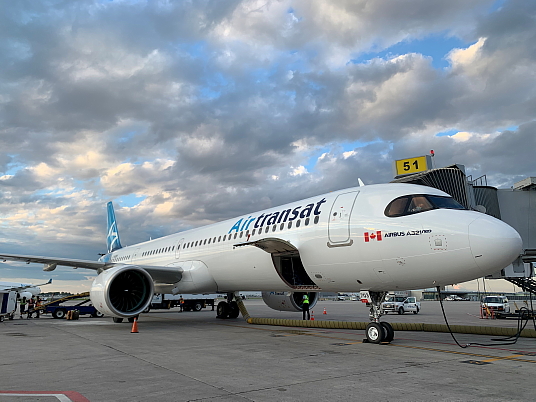 L’Airbus A321neoLR qui a effectué le premier des trois vols internationaux d’Air Transat hier soir (23 juillet), soit Montréal-Toulouse (TS782), Cet appareil est au cœur de la transformation de la flotte du transporteur.  Crédit : Catherine Pleau/Transat