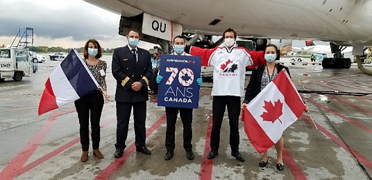 Catherine Guillemart-Dias, Vice-présidente et Directrice générale d’Air France KLM au Canada et Martine Heiler, Chef d’escale AF-KL YUL Montréal entourant des membres d'équipage du vol AF 342 du 2 octobre 2020 marquant les 70 ans de présence du transporteur au Canada.