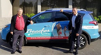 Stewart et Montagnese démontrent fièrement le partenariat légendaire avec des véhicules comarqués. Stewart et Montagnese démontrent fièrement le partenariat légendaire avec des véhicules comarqués.