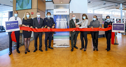 Entourés de deux membres d'équipage du vol AF625 on reconnaît Mélanie Paul-Hus, Directrice Canada d'Atout France ; Pierre Rannou, Consul général adjoint de France à Montréal; Le commandant de bord du vol ; Philippe Rainville, Président directeur général d'ADM ; Catherine Guillemart-Dias, Directrice générale Canada d'Air France KLM ; Maïté Marie-Antoinette, Directrice du Développement des Marchés de la Demande au Comité du tourisme des Iles de Guadeloupe.