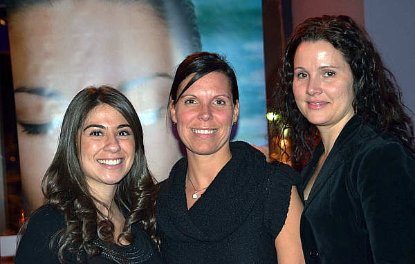 Nanor Apikian (Spécialiste mariages pour Melia Cuba) et Miriam Monje (assistante administrative) entourent Nancy Boudreault  de Laurier Du Vallon Place Ste-Foy gagnante d'une semaine au Melia Buenavista. Nanor Apikian (Spécialiste mariages pour Melia Cuba) et Miriam Monje (assistante administrative) entourent Nancy Boudreault  de Laurier Du Vallon Place Ste-Foy gagnante d'une semaine au Melia Buenavista.