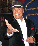 Colin Hunter, crooner et président du conseil de Groupe de Voyages Sunwing Colin Hunter, crooner et président du conseil de Groupe de Voyages Sunwing