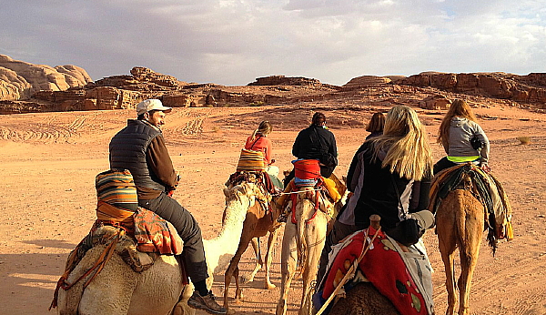 Le Wadi Rum se découvre en jeep et à dos de dromadaire.