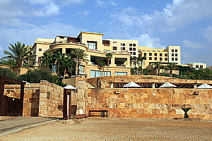 L'hôtel Kempinski Ishtar s'étale en flanc de colline, jusqu'aux rives de la Mer morte.