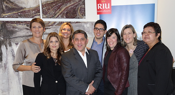 Derrière; Sylvia Hoffmann, directrice ventes des établissements Riu de l'Ouest du Mexique, Sandra Mallette, responsable du développement des affaires de RIU au Québec, Hugo Aguilera, directeur développement des affaires de Riu pour les États-Unis et le Canada et Marie-Josée Carrière, superviseure marketing et communications du Groupe Sunwing au Québec.  Devant: :Hélène Mangafas, gérante département groupes de Sunwing, Sam Char, directeur exécutif Groupe Sunwing; Sophie Lessard, gérante ventes de Groupe Sunwing au Québec et  Blanca Jaimes, directrice ventes des établissements Riu de Cancun et Playa del Carmen.