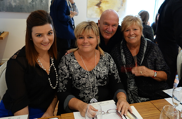 Nos sympathiques voisins de table: Jean-Pierre Chartrand président (semi-retraité) de Voyages Jean-Pierre entouré de ses plus précieuses collaboratrices à l'agence: sa petite fille Stéphanie Reilly, sa fille Carole et son épouse Jeannette.