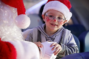 Air Transat et la Fondation Rêves d'enfants ont emmené aujourd'hui des centaines d'enfants vers le pôle Nord, au départ de Montréal Toronto et Calgary, pour ramener le père Noël. Sur la photo : le père Noël et un enfant parrainé par la Fondation. (Groupe CNW/Transat A.T. inc.) Air Transat et la Fondation Rêves d'enfants ont emmené aujourd'hui des centaines d'enfants vers le pôle Nord, au départ de Montréal Toronto et Calgary, pour ramener le père Noël. Sur la photo : le père Noël et un enfant parrainé par la Fondation. (Groupe CNW/Transat A.T. inc.)