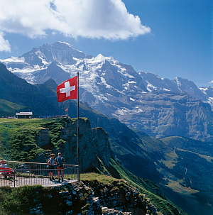 Randonneurs près du point d’arrivée à Wengen - Chemin de fer du Männlichen dans l’Oberland bernois. En arrière-plan, la Jungfrau. Signature:swiss-image.ch/Walter Storto