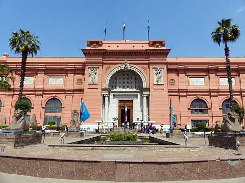Le célèbre Musée égyptien du Caire, situé Place Tahrir, et tous ses trésors déménageront à proximité des pyramides de Gizeh d’ici 2016.