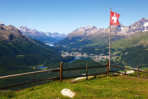 Suisse. tout naturellement. Muottas Muragl (2'453 m) dans la Haute-Engadine, canton des Grisons. Vue sur St-Moritz.