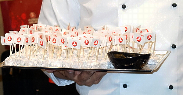 Aéroports de Montréal et Turkish Airlines accueillent le premier vol en provenance d'Istanbul   Aéroports de Montréal et Turkish Airlines accueillent le premier vol en provenance d'Istanbul