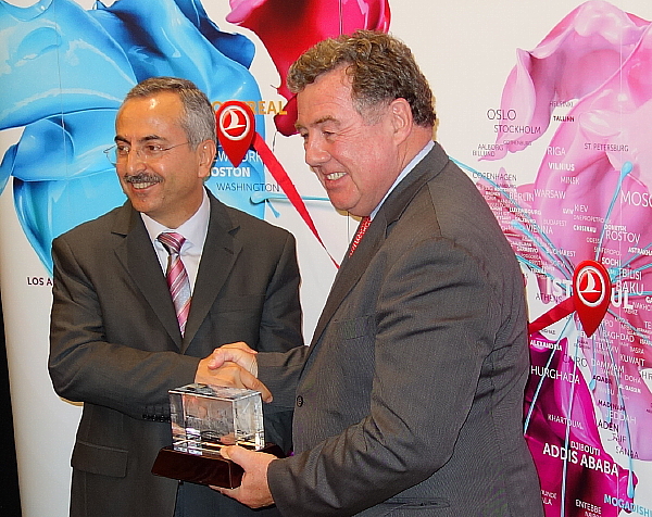 Aéroports de Montréal et Turkish Airlines accueillent le premier vol en provenance d'Istanbul   Aéroports de Montréal et Turkish Airlines accueillent le premier vol en provenance d'Istanbul