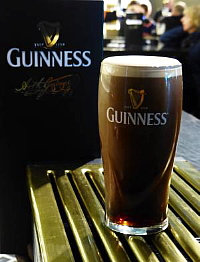 La Guinness décante après avoir été tirée de la pompe.