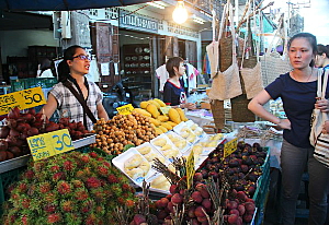 Chiang Mai est aussi renommée pour ses marchés de rue, spécialement animés