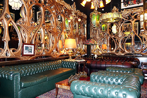 Georges Durst a recréé les différents lieux qui lui ont appartenu, privilégiant les candélabres, les tapis, venus du Ritz Carlton, ainsi que les fauteuils au cuir vert ou bourgogne. Georges Durst a recréé les différents lieux qui lui ont appartenu, privilégiant les candélabres, les tapis, venus du Ritz Carlton, ainsi que les fauteuils au cuir vert ou bourgogne.