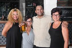 Petra Roach, chef de la direction intérimaire de Barbados Tourism Marketing Inc.; Diana Rodriguez, directrice du Service des produits pour les Caraïbes et l'Amérique du Nord chez Vacances Air Canada; Hon. Richard L. Sealy, ministre du Tourisme de la Barbade; et Angela Barroso, chef de service du Développement des produits Petra Roach, chef de la direction intérimaire de Barbados Tourism Marketing Inc.; Diana Rodriguez, directrice du Service des produits pour les Caraïbes et l'Amérique du Nord chez Vacances Air Canada; Hon. Richard L. Sealy, ministre du Tourisme de la Barbade; et Angela Barroso, chef de service du Développement des produits