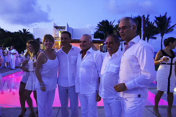 Jacinda Lowry et Sephan Drouin de Club Med, se joignent à Yves Banville et José Leroux de Voyages Cinquième saison et Jean Collette de Voyages Dumoulin Jacinda Lowry et Sephan Drouin de Club Med, se joignent à Yves Banville et José Leroux de Voyages Cinquième saison et Jean Collette de Voyages Dumoulin