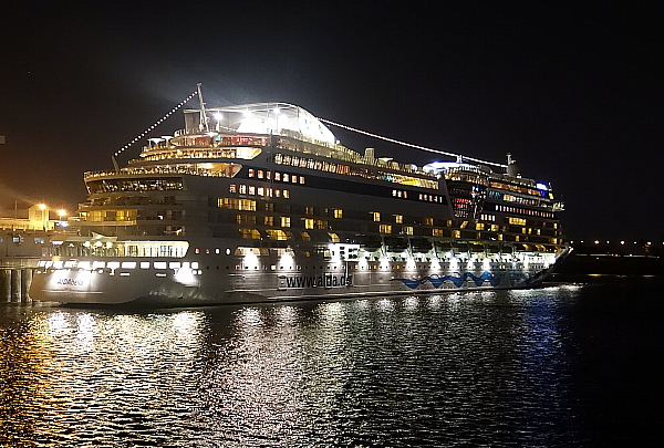 Lae Aïda Bella hier soir 1 er octobre dans le port de Montréal