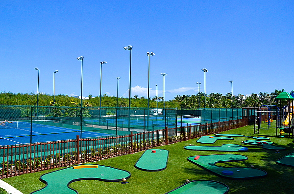 Le mini-golf et les terrains de tennis côté Aguamarina. Le mini-golf et les terrains de tennis côté Aguamarina.