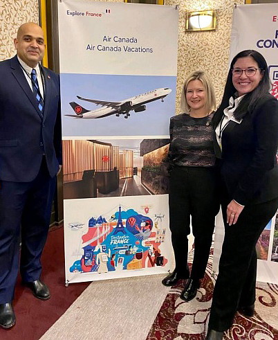 Air Canada - (de gauche à droite) - Ibrahim Bouaabdalli, Responsable régional des ventes chez Air Canada, Karen Acs, Chef de service régional principale chez Air Canada, et Helena Silvia Inacio, Chef de Secteur Rive Sud Montréal, Abitibi (Vacances Air Canada)