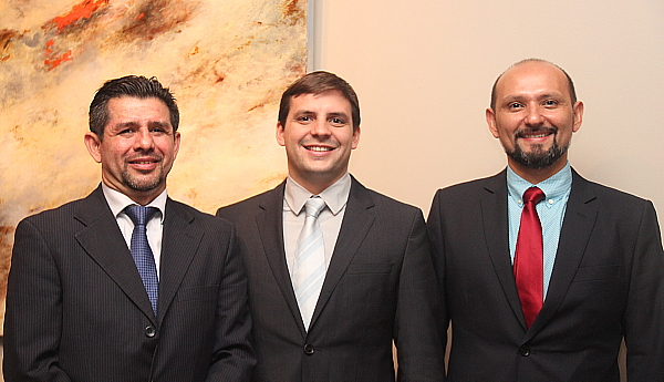 Freddy Lizano, responsable de la presse internationale, Alejandro Alfaro Castro, directeur marketing et Adalberto Rodriguez, marketing executive de Essential Costa Rica.