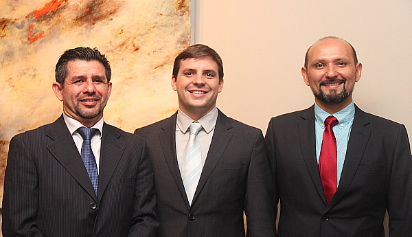 Freddy Lizano, responsable de la presse internationale, Alejandro Alfaro Castro, directeur marketing et Adalberto Rodriguez, marketing executive de Essential Costa Rica.