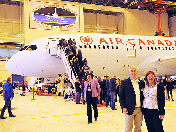 Duncan Bureau et Debbie Legroulx devant le nouveau Boeing 787 Dreamliner