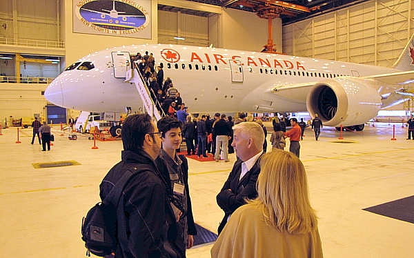 Duncan Bureau en conversation avec Charles Richer de l'agence Groupe Voyages VP Duncan Bureau en conversation avec Charles Richer de l'agence Groupe Voyages VP