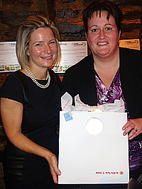 Karen Acs d' Air Canada remet une paire de billets à une gagnante. Karen Acs d' Air Canada remet une paire de billets à une gagnante.