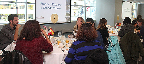 Plusieurs agents de voyage étaient curieux d'en apprendre plus sur ces nouvelles liaisons.