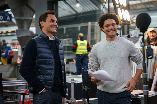 Roger Federer et Trevor Noah tournant une scène à la gare centrale de Zurich, © Suisse Tourisme / André Meier