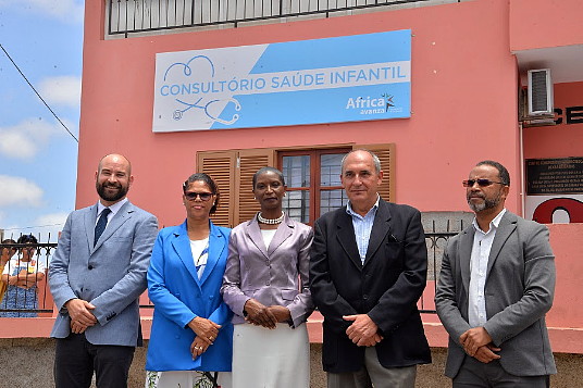 De gauche à droite : Joan Trian, directeur exécutif de RIU ; Arminda Lopes, présidente de l'Associação Chã de Matias ; Filomena Gonçalves, ministre de la Santé ; Gonzalo Álvarez Urquijo, représentant d'Africa Avanza et Jucelino Cardoso, membre du conseil municipal de Sal.